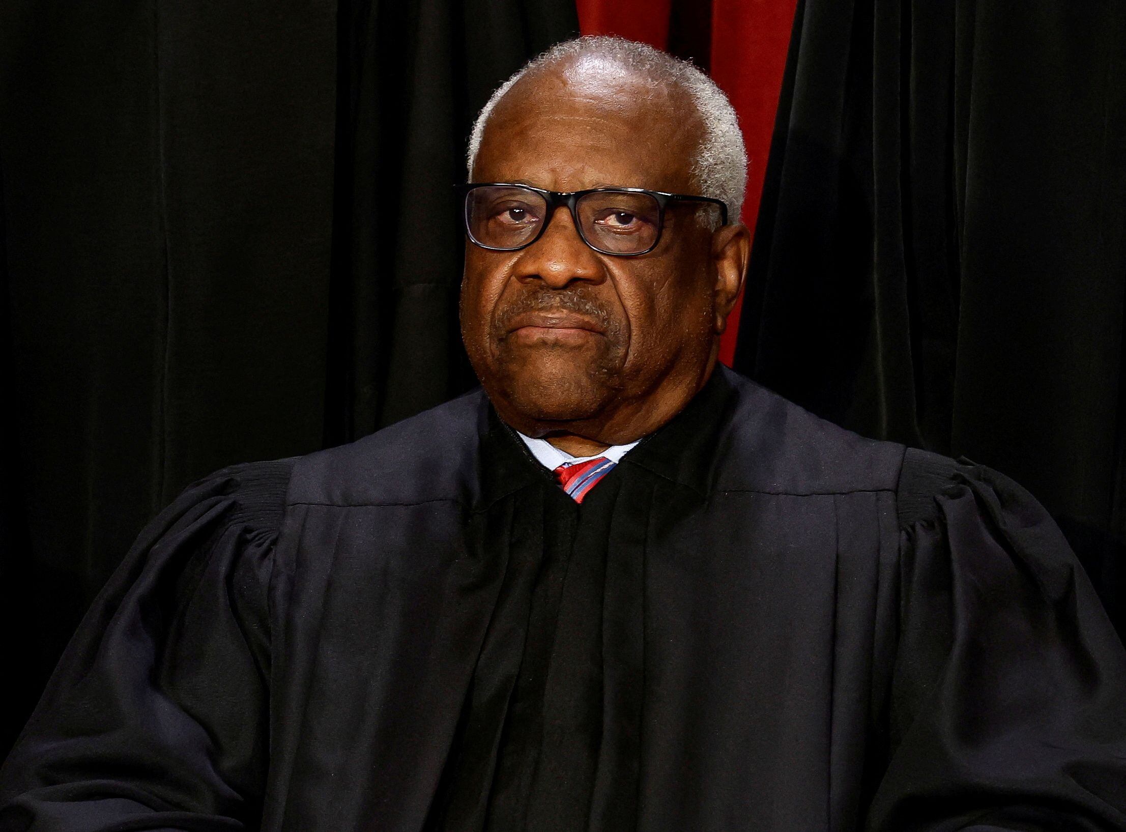 El juez Clarence Thomas admitió que dos vacaciones de lujo que tomó en 2019 fueron pagadas por un multimillonario donante político republicano. (REUTERS/Evelyn Hockstein)