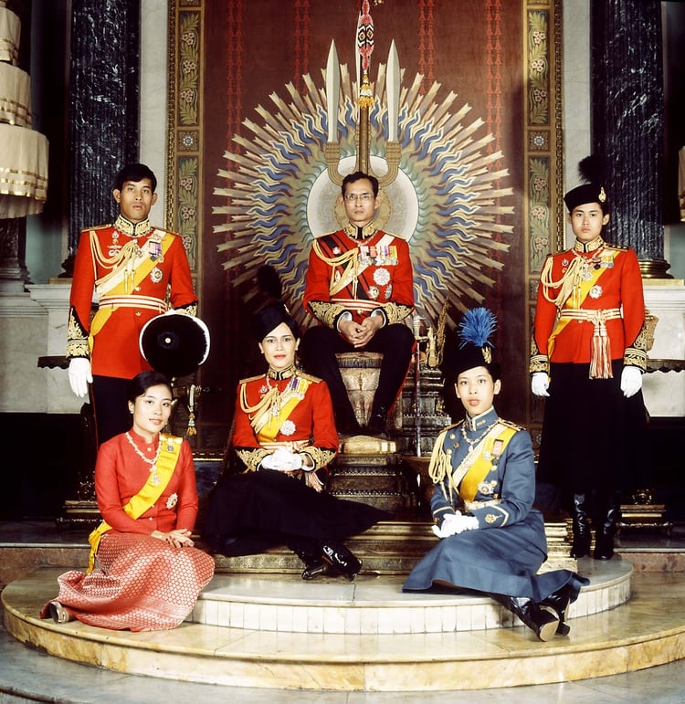 El rey con la reina Sirikit, el príncipe Maha Vajiralongkorn, las princesas Ubolratana Rajakanya, Maha Chakri Sirindhorn, y Chulabhorn Walailak