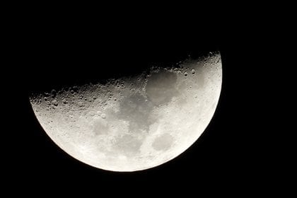 A lua é vista no céu durante a conjunção visível mais próxima de Júpiter e Saturno em 400 anos, em Tejeda, na ilha de Gran Canaria, Espanha, 21 de dezembro de 2020 (Reuters / Borja Suarez)