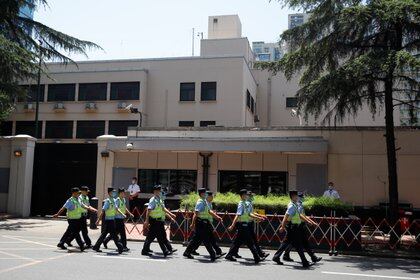 Policías en el consulado en Chengdu. REUTERS/Thomas Peter