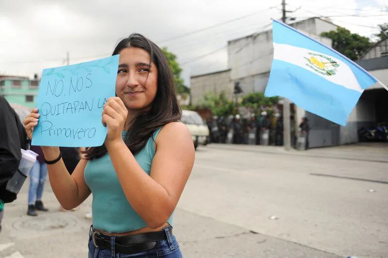 Una manifestante sostiene un cartel durante una protesta para exigir respeto a la votación en la primera vuelta de las elecciones presidenciales de Guatemala (REUTERS/Cristina Chiquin)