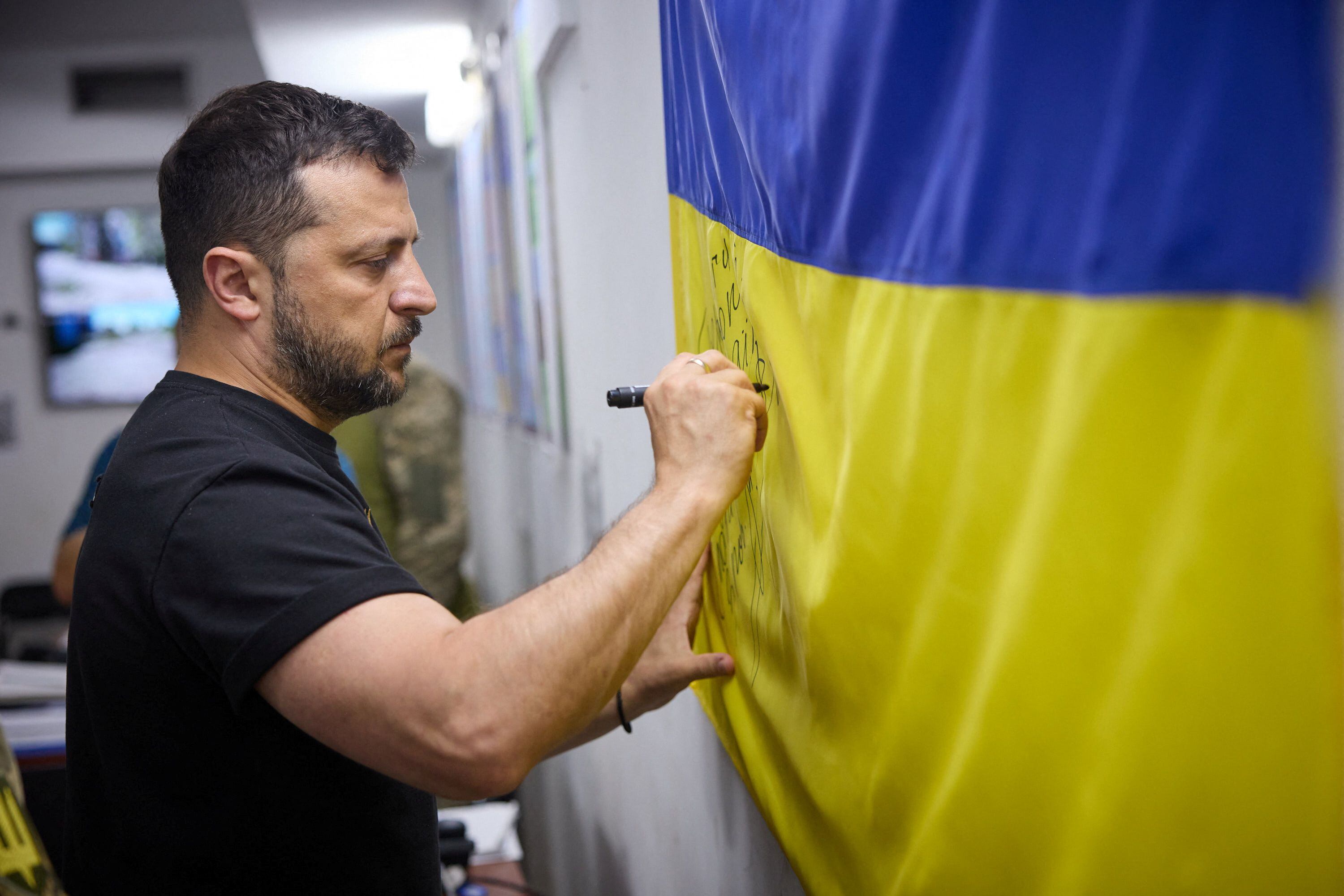 El presidente de Ucrania, Volodimir Zelensky, visita una línea del frente, en medio del ataque de Rusia a Ucrania, en la región de Zaporizhzhia, Ucrania 15 de agosto de 2023. Ukrainian Presidential Press Service/Handout via REUTERS/Archivo