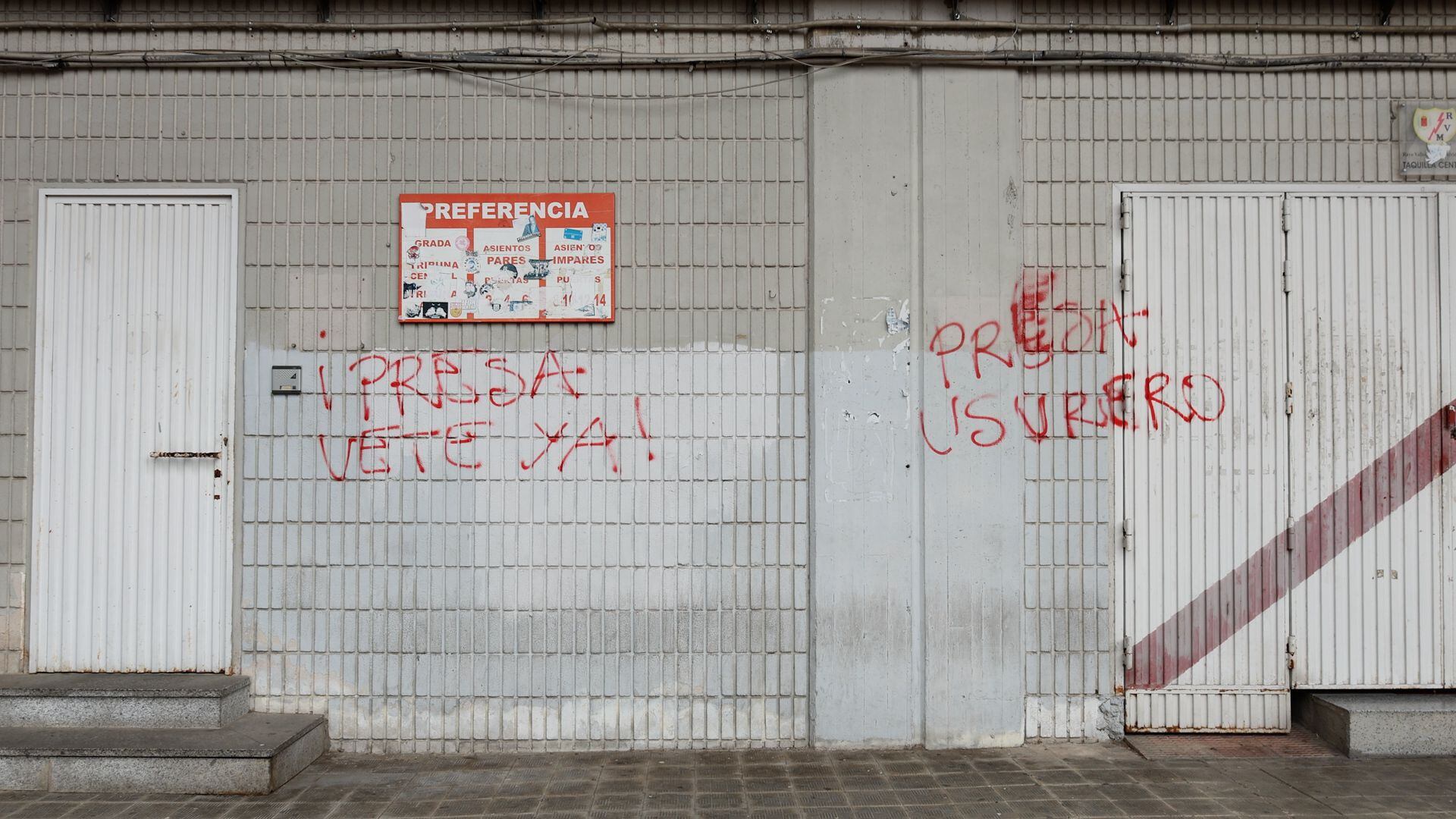 Pintada pidiendo la dimisión del presidente, Raúl Martín Presa, en las paredes del estadio (Helena Margarit/Infobae España)