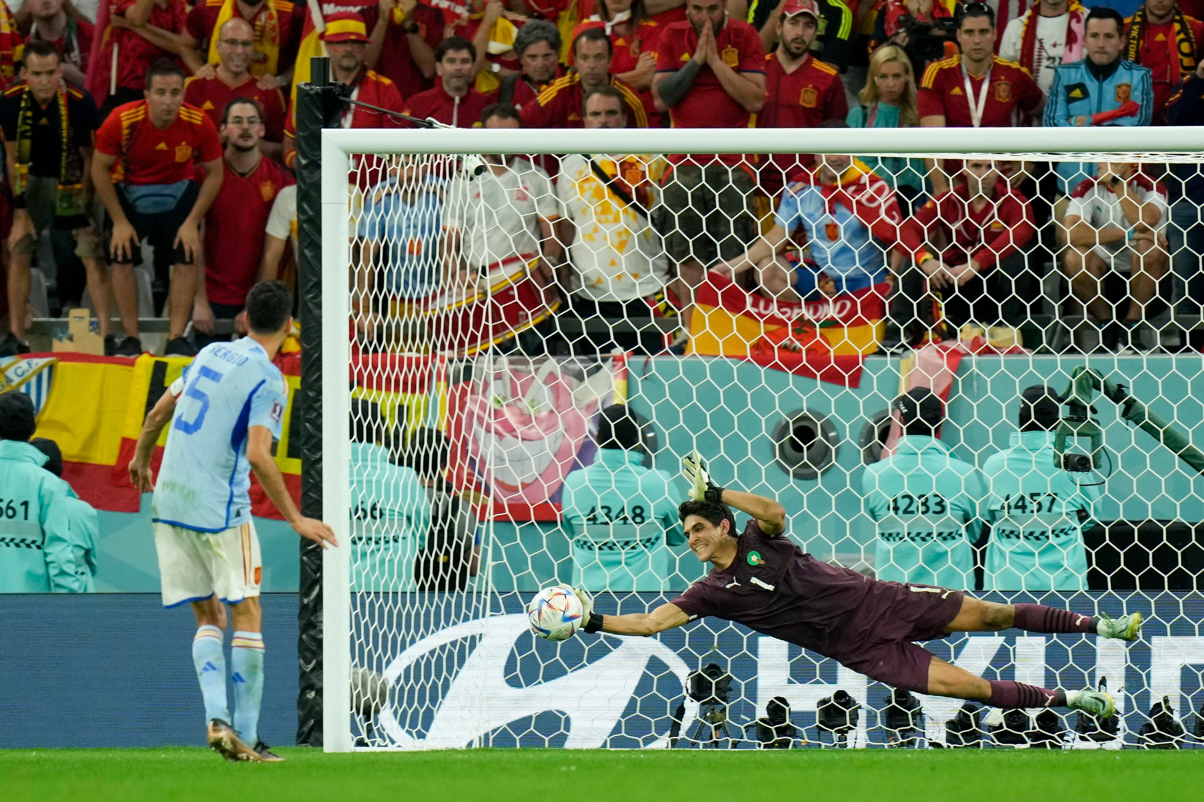 Bono tapa el penal ejecutado por el español Sergio Busquets durante una tanda desde los 12 pasos en el partido por los octavos de final del Mundial