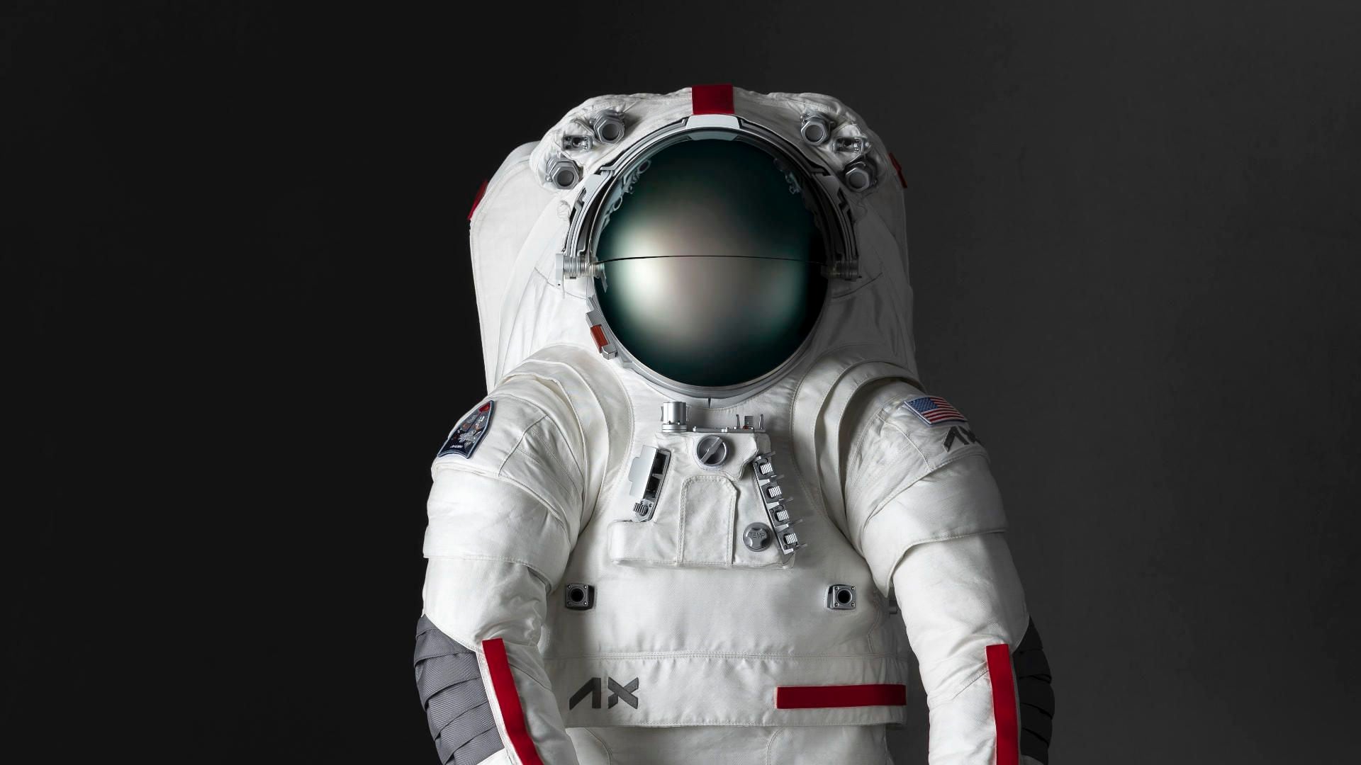 La visera y el casco de los trajes AxEMU cuentan con recubrimientos avanzados que mejoran la visión de los astronautas durante las caminatas lunares (EFE)