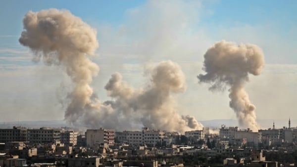 Columnas de humo brotan de la ciudad de Arbin tras los ataques (AFP)