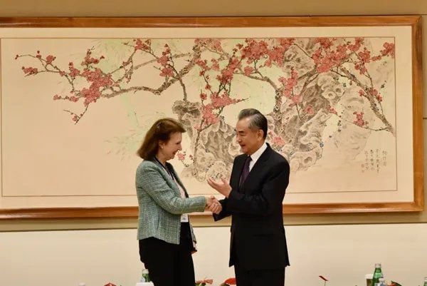 Diana Mondino y su colega chino Wang Yi durante su encuentro oficial en las Naciones Unidas
