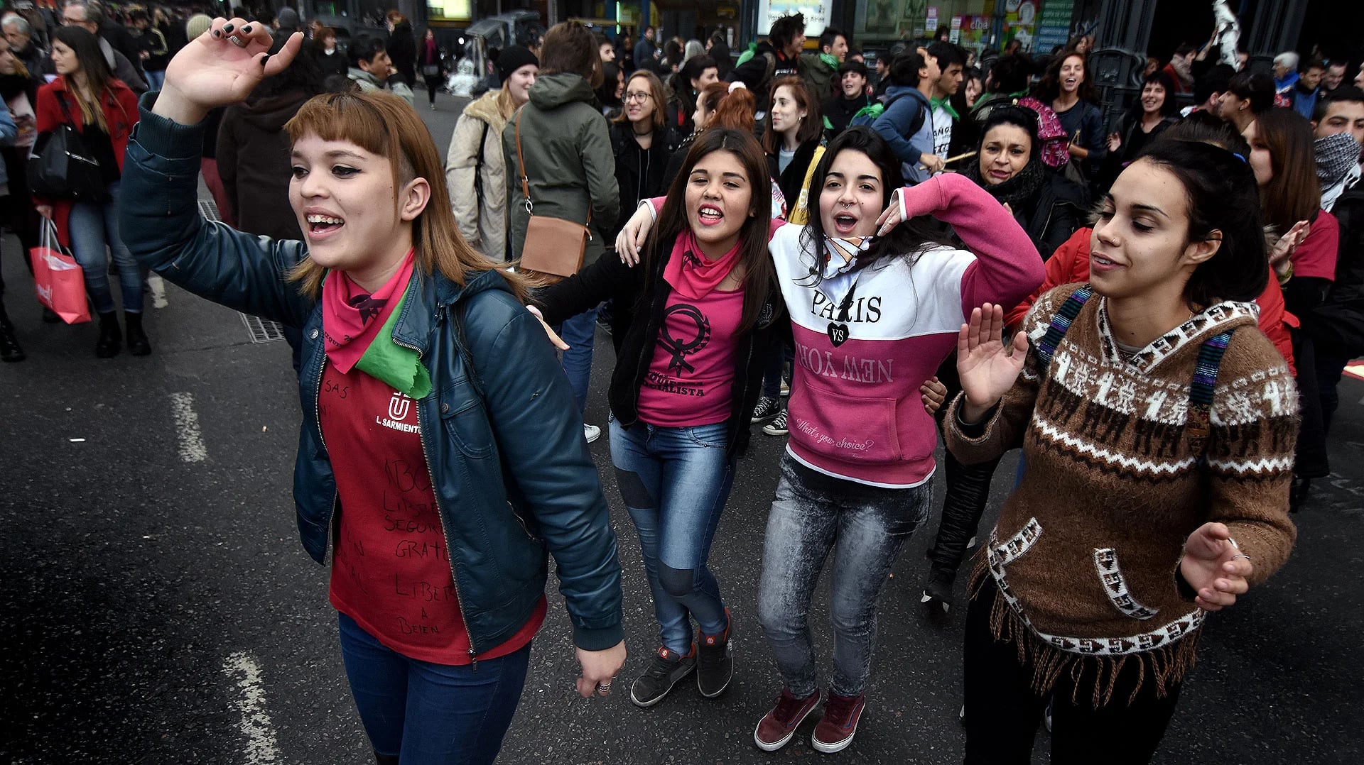 Un grupo de adolescentes repite “Viva nos queremos”, grito insignia de la movilización (Nicolás Stulberg)