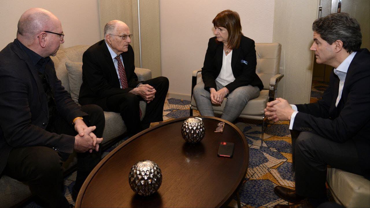 Alberto Fohrig, Thomas Sargent, Patricia Bullrich y Luciano Laspina, en la reunión que tuvieron ese miércoles
