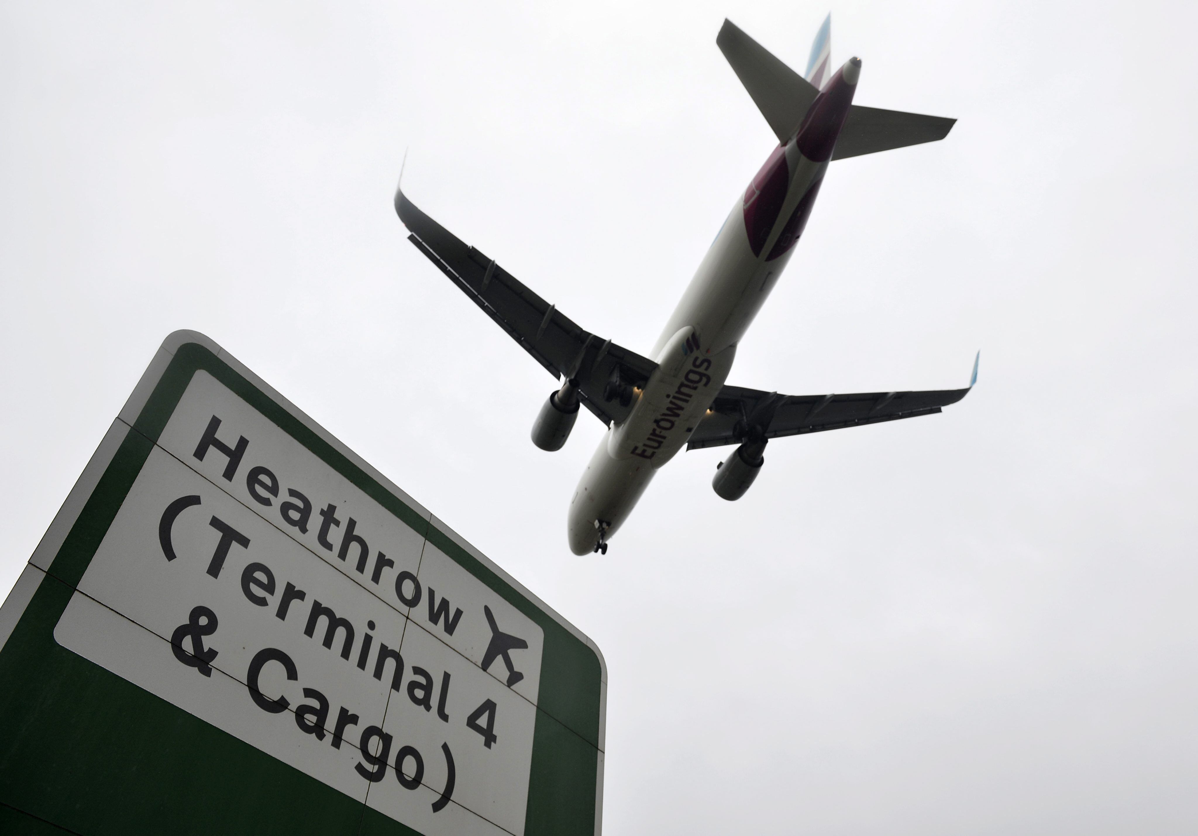 Un avión en el aeropuerto de Heathrow, Londres, Reino Unido. EFE/Hannah Mckay
