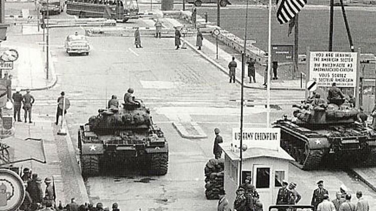 Tanques estadounidense M48 Patton frente al muro durante la 