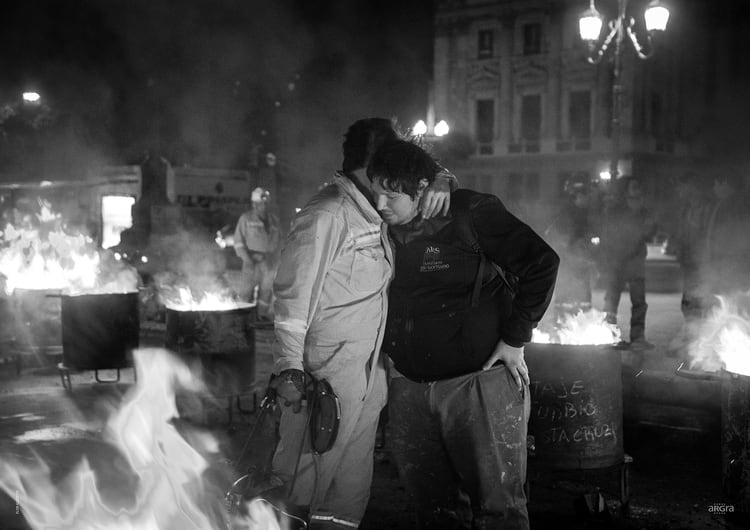 FLOR GUZZETTI. CABA. 3 de Octubre 2018. Trabajador de Yacimiento Carbonífero Río Turbio se abraza con un trabajador de Astillero Río Santiago en el “Carbonazo”, durante el acampe de los mineros frente al Congreso de la Nación y en protesta por los recortes en el presupuesto nacional