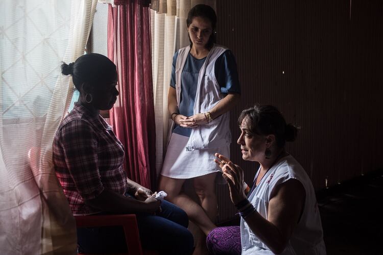 Una psicóloga de MSF durante una consulta con una mujer en Tumaco, Colombia. Los equipos de MSF proporcionan apoyo psicológico integral a víctimas del conflicto armado y otros tipos de violencia, especialmente violencia sexual, en el área urbana de Tumaco (©Lena Mucha)