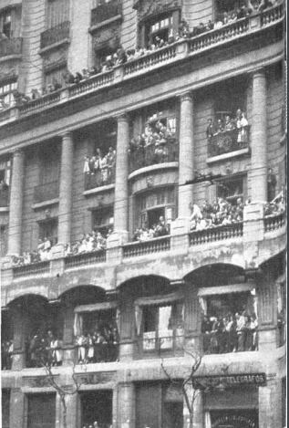 La gente pobló los balcones para darle el último adiós al ex presidente. Fotografía de la revista Caras y Caretas del frente de un edificio de avenida de Mayo.