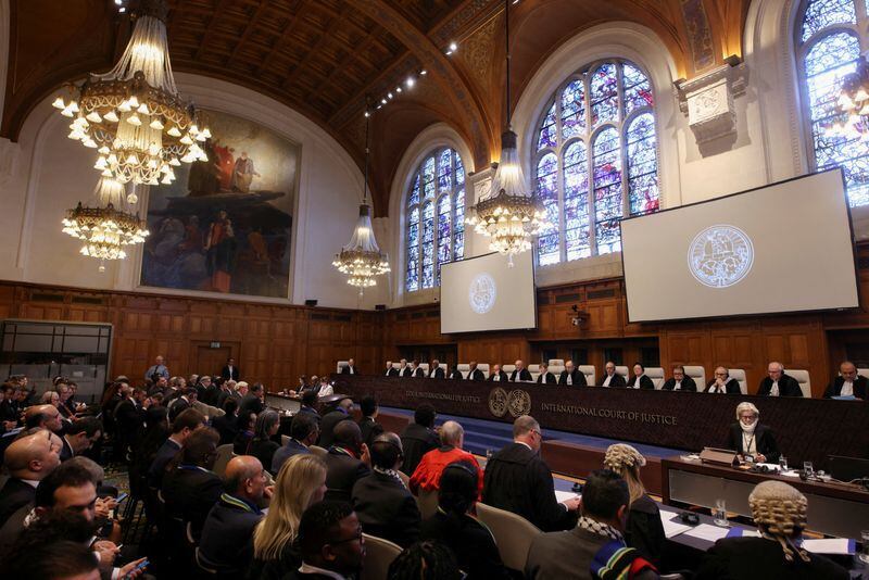 La Corte Internacional de Justicia (CIJ) el día del juicio para escuchar una solicitud de medidas de emergencia por parte de Sudáfrica, que pidió al tribunal que ordene a Israel detener sus acciones militares en Gaza y desistir de lo que Sudáfrica dice que son actos genocidas cometidos contra los palestinos durante la guerra con Hamas en Gaza, en La Haya, Países Bajos, 11 de enero de 2024. REUTERS/Thilo Schmuelgen/Archivo