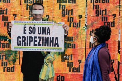 23/09/2020 La "gripecita" a la que se refiere Jair Bolsonaro ha dejado hasta el momento casi 149.000 fallecidos en Brasil.

El Ministerio de Salud de Brasil ha informado este jueves del fallecimiento de 148.957 personas a causa de la COVID-19, después de haber sumado en las últimas 24 horas otros 729 decesos.

POLITICA SUDAMÉRICA BRASIL LATINOAMÉRICA INTERNACIONAL
FÁBIO VIEIRA/FOTORUA / ZUMA PRESS / CONTACTOPHOTO
