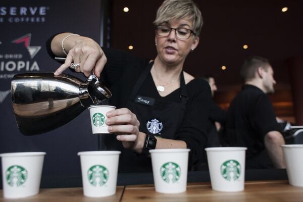 El presidente y consejero delegado de Starbucks, Kevin Johnson, destacó por su parte un acuerdo “histórico”, que creará según él una “alianza global del café” (Reuters)