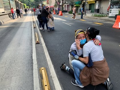 Dos amigas se abrazan en Ciudad de México tras el sismo en Oaxaca. El recuerdo de los tres sismos de 2017, en los que murieron 471 personas, permanece en la memoria de los mexicanos (REUTERS/Tomas Bravo)