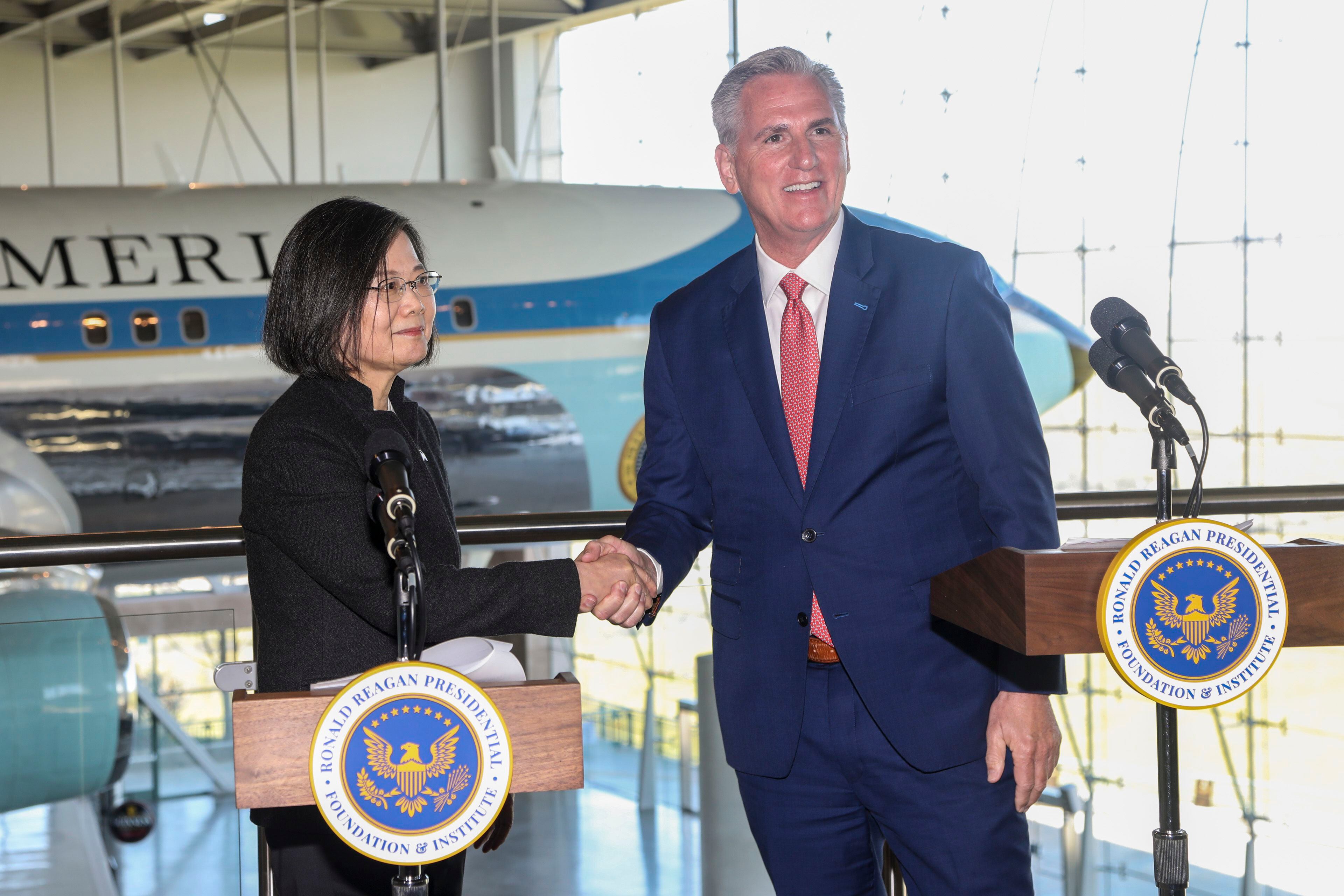 El presidente de la Cámara de Representantes de Estados Unidos, el republicano Kevin McCarthy, estrecha la mano de la presidenta de Taiwán, Tsai Ing-wen, tras una conferencia de prensa luego de una reunión en la biblioteca presidencial Ronald Reagan, en Simi Valley. (AP Foto/Ringo H.W. Chiu)