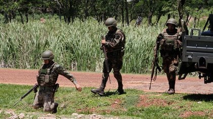 Soldados paraguayos detienen y examinan vehículos y sus conductores como medidas contra el grupo armado Ejército del Pueblo Paraguayo (REUTERS/Jorge Adorno)
