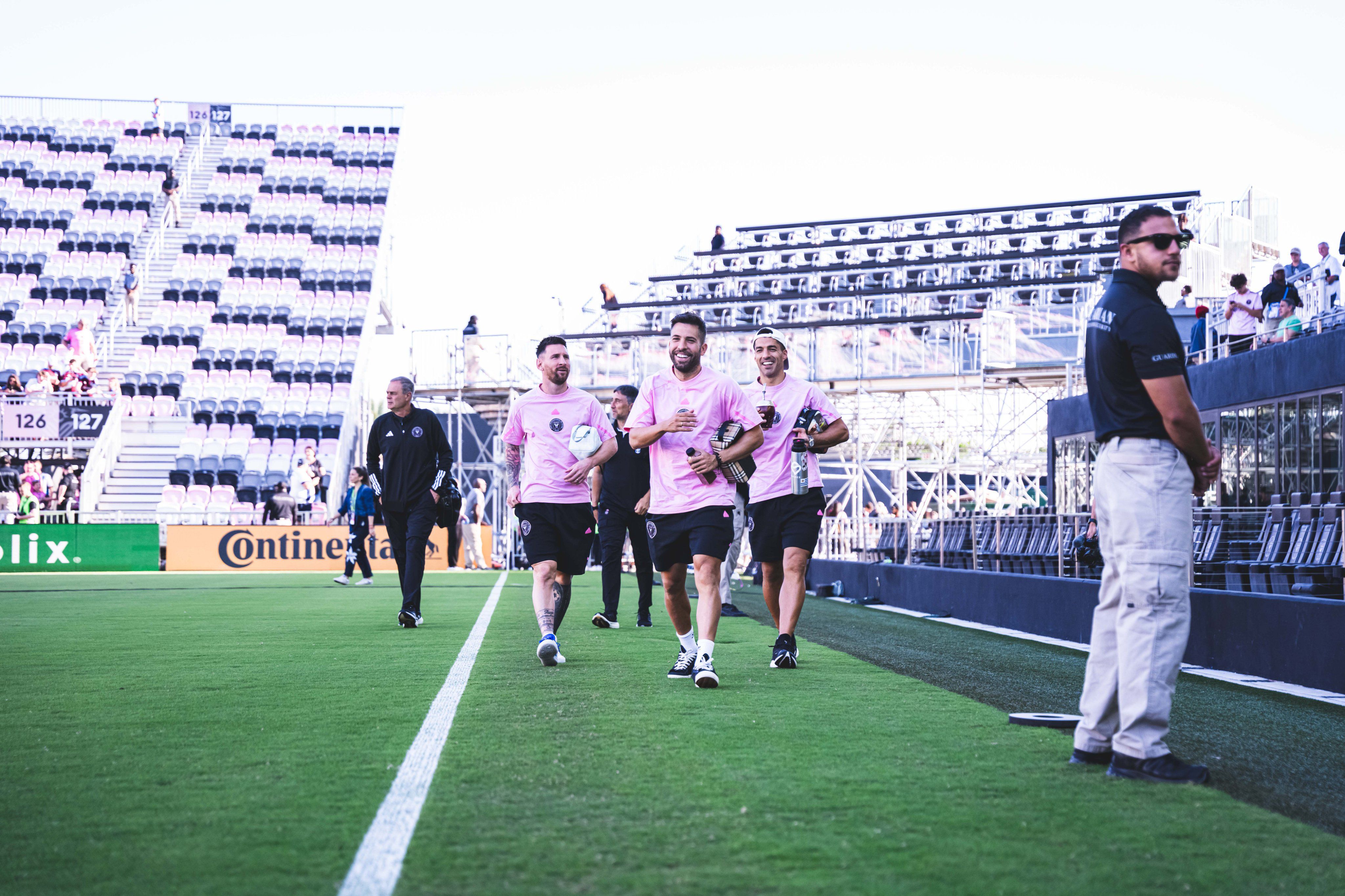 Lionel Messi en la cancha antes de ingresar al vestuario del Chase Stadium (@InterMiamiCF)