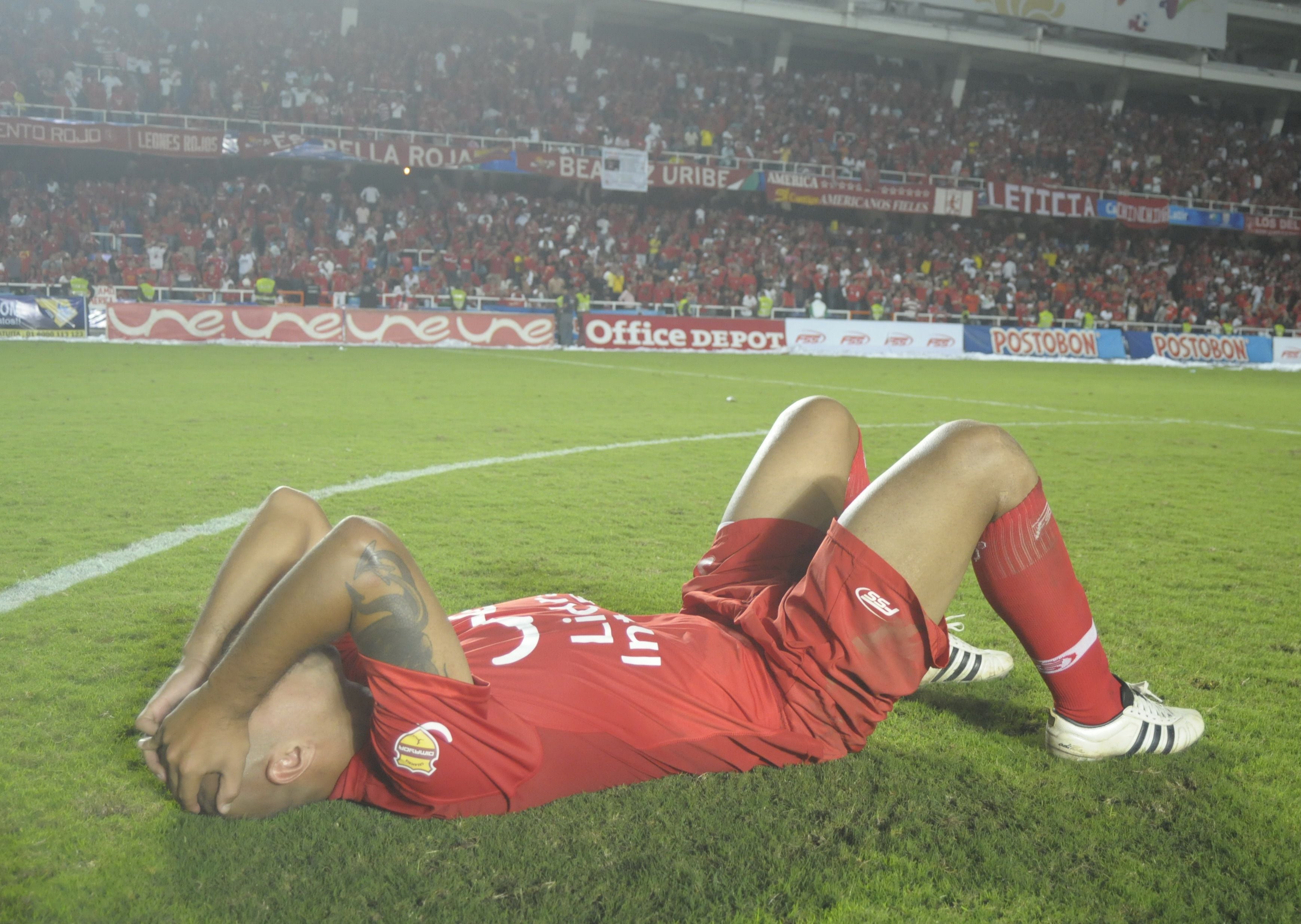 Jugador del América de Cali lamenta su descenso a la segunda división del fútbol en Colombia en el 2011
(COLPRENSA- EL PAIS).