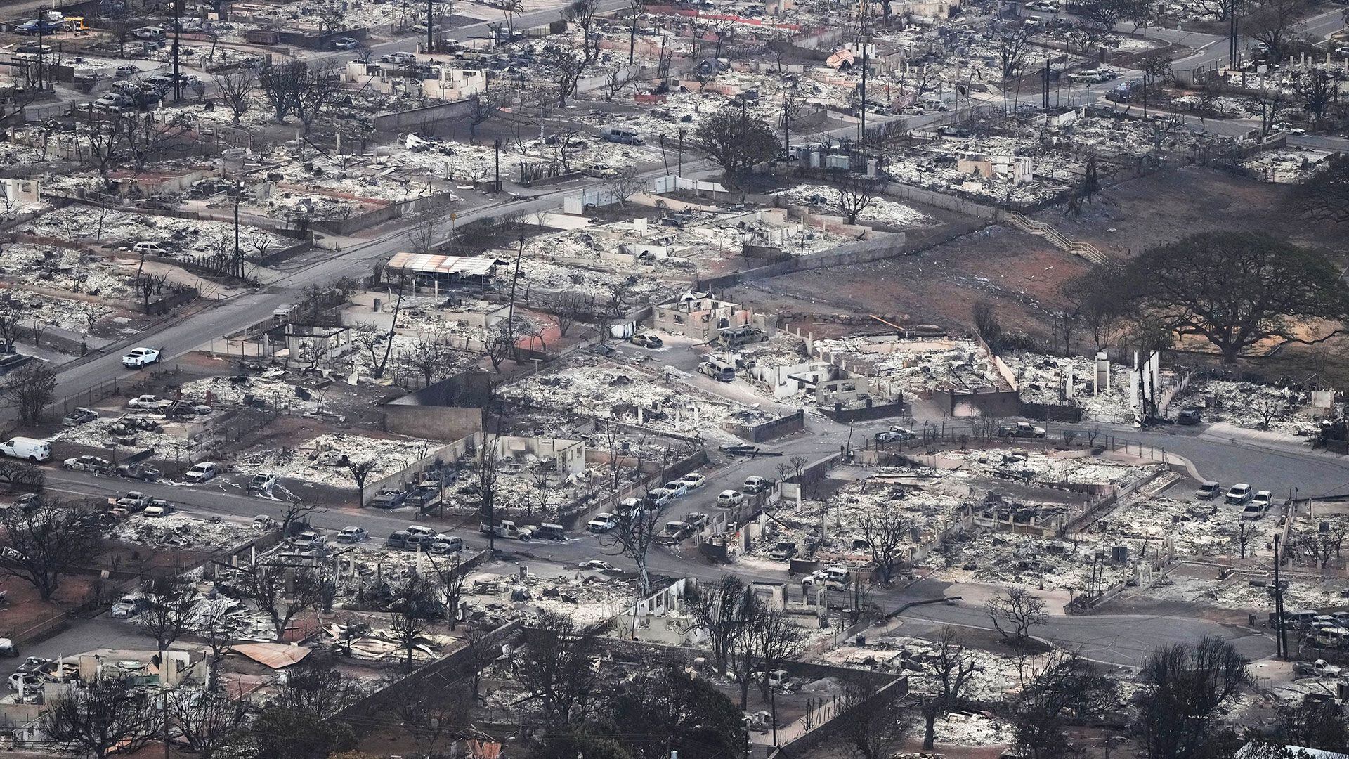 El incendio forestal más mortífero en los EE. UU. en más de un siglo devoró casas y negocios, ennegreció automóviles y dejó solo ruinas donde alguna vez estuvieron prósperos vecindarios.