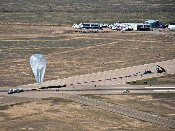  Un globo similar al que cayó en Nuevo México y que confundieron con un OVNI. Por supuesto, la fantasía prendió más que la aburrida realidad