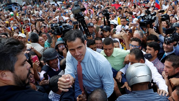 La dictadura de Nicolás Maduro busca acorralar a Juan Guaidó (REUTERS/Carlos Garcia Rawlins)