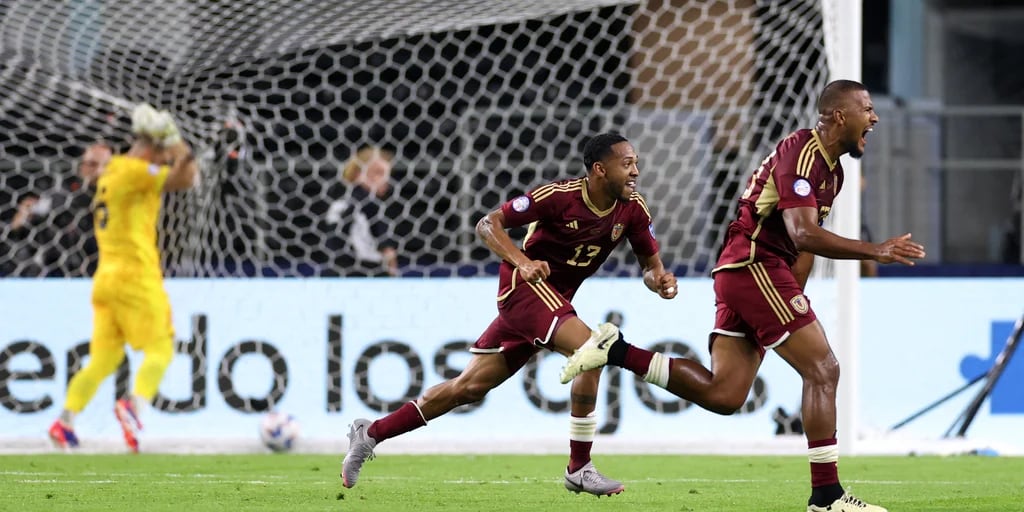 El golazo de Salomón Rondón desde mitad de cancha en Venezuela-Canadá que se candidatea a ser el mejor de la Copa América