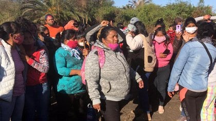 Yamilia Veleizan encabezando una de las tomas más importantes de Colinia Santa Rosa, en Salta