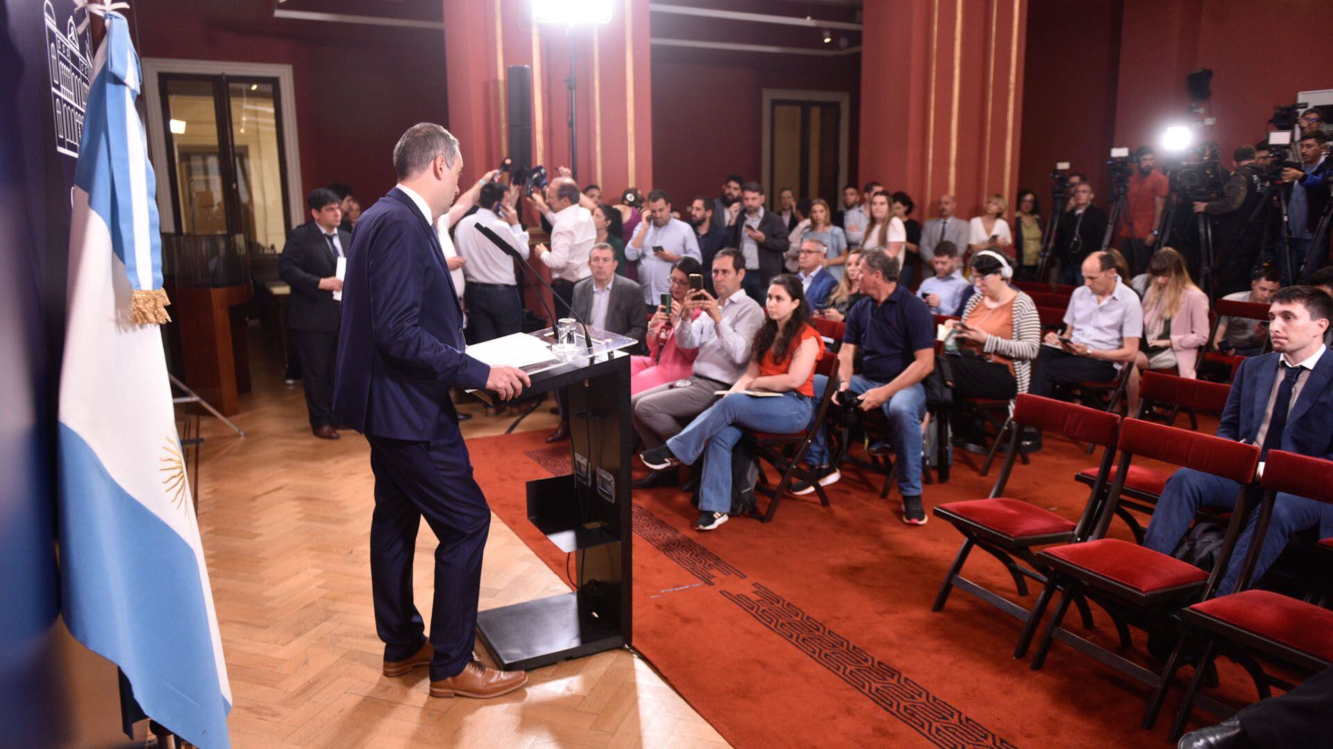 manuel adorni conferencia de prensa portada AE