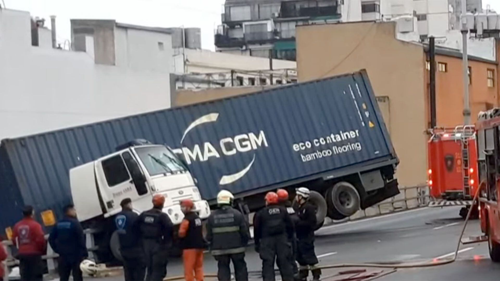 choque camion autopista 25 de mayo captura