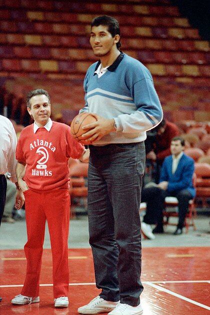 La Vida De Pelicula Del Gigante Gonzalez El Basquetbolista Argentino Mas Alto Nba Lucha Libre Y Una Muerte En Bancarrota Infobae