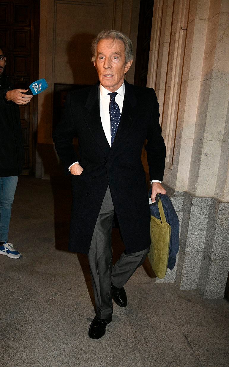 Alfonso Diez, viudo de la duquesa de Alba, en la iglesia madrileña para despedir a Fernández Tapias. (José Oliva / Europa Press)
