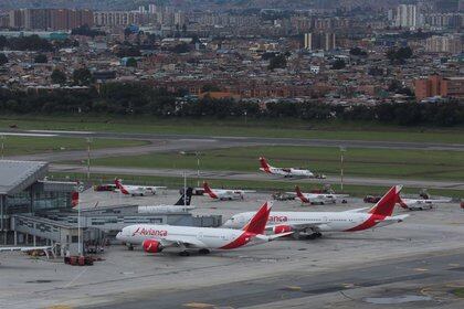FILE PHOTO: Aerial view of Colombian airline Avianca planes at El Dorado International Airport amid the coronavirus pandemic, in Bogotá, April 7, 2020. REUTERS / Luisa González