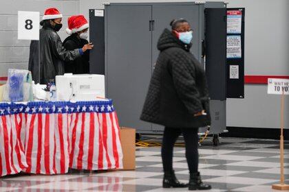 Electores emiten sus votos de manera anticipada en Georgia, donde se definirá el control del Senado en Estados Unidos. Foto: REUTERS/Elijah Nouvelage