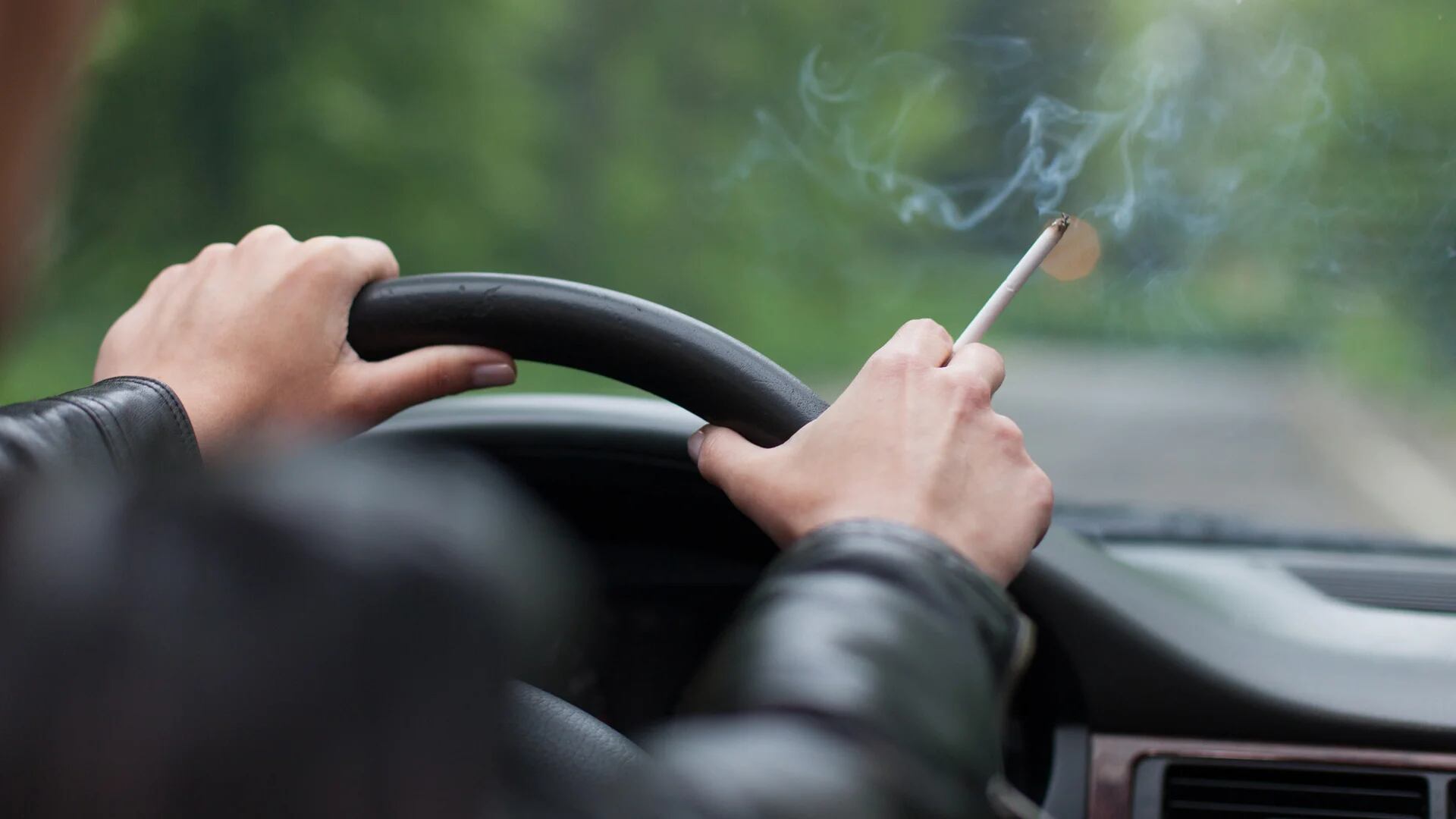 Autorama - Eres de los conductores que no aguantan las ganas de fumar  dentro del coche o viajan con un copiloto que fuma, entonces debes conocer  algunos datos sobre este mal hábito