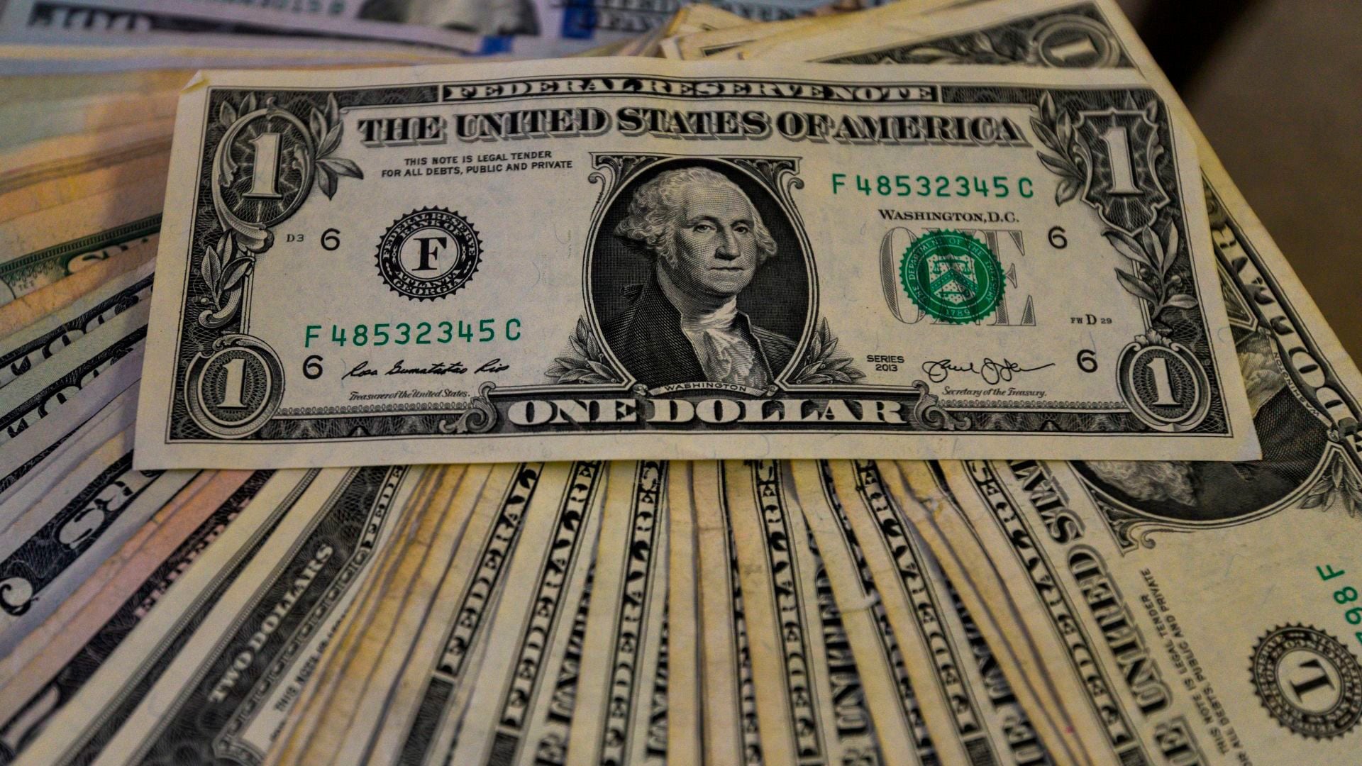 Empresas que importan productos enfrentan costos elevados cuando el dólar se fortalece - crédito Getty