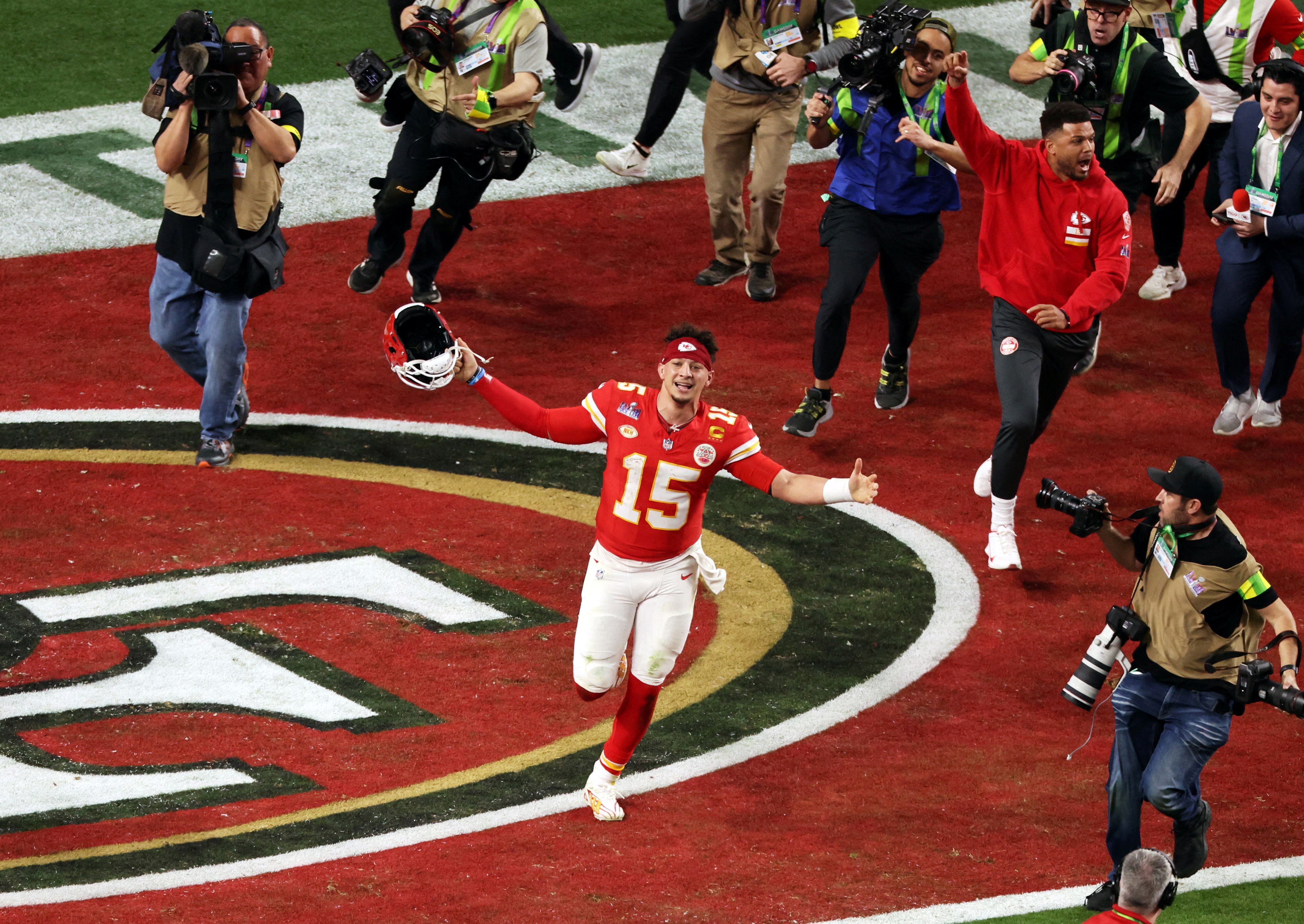 Patrick Mahomes, de los Kansas City Chiefs, celebra tras ganar el Super Bowl LVIII (REUTERS/Mike Blake)