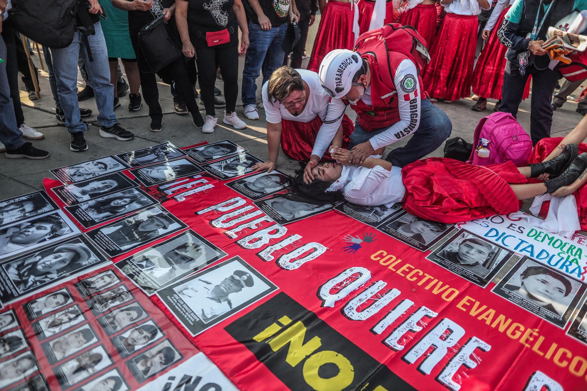 Manifestantes protestan contra el gobierno de Dina Boluarte en Lima. Miembros de organizaciones sociales y sindicales participaron en una marcha a favor de la JNJ. Foto: EFE/ Aldair Mejia 