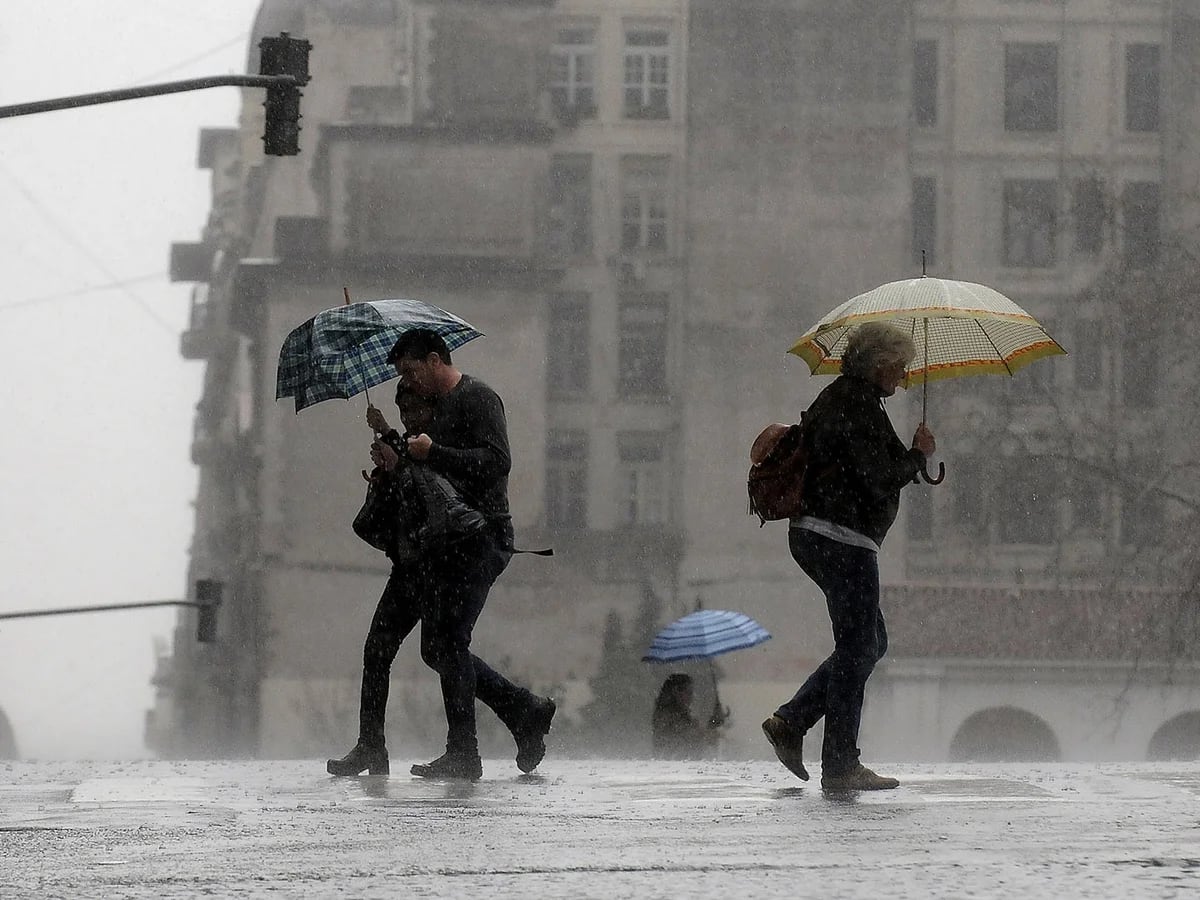 Tras el intenso calor, llegó la lluvia al AMBA: hay alerta por fuertes  vientos y posible caída de granizo