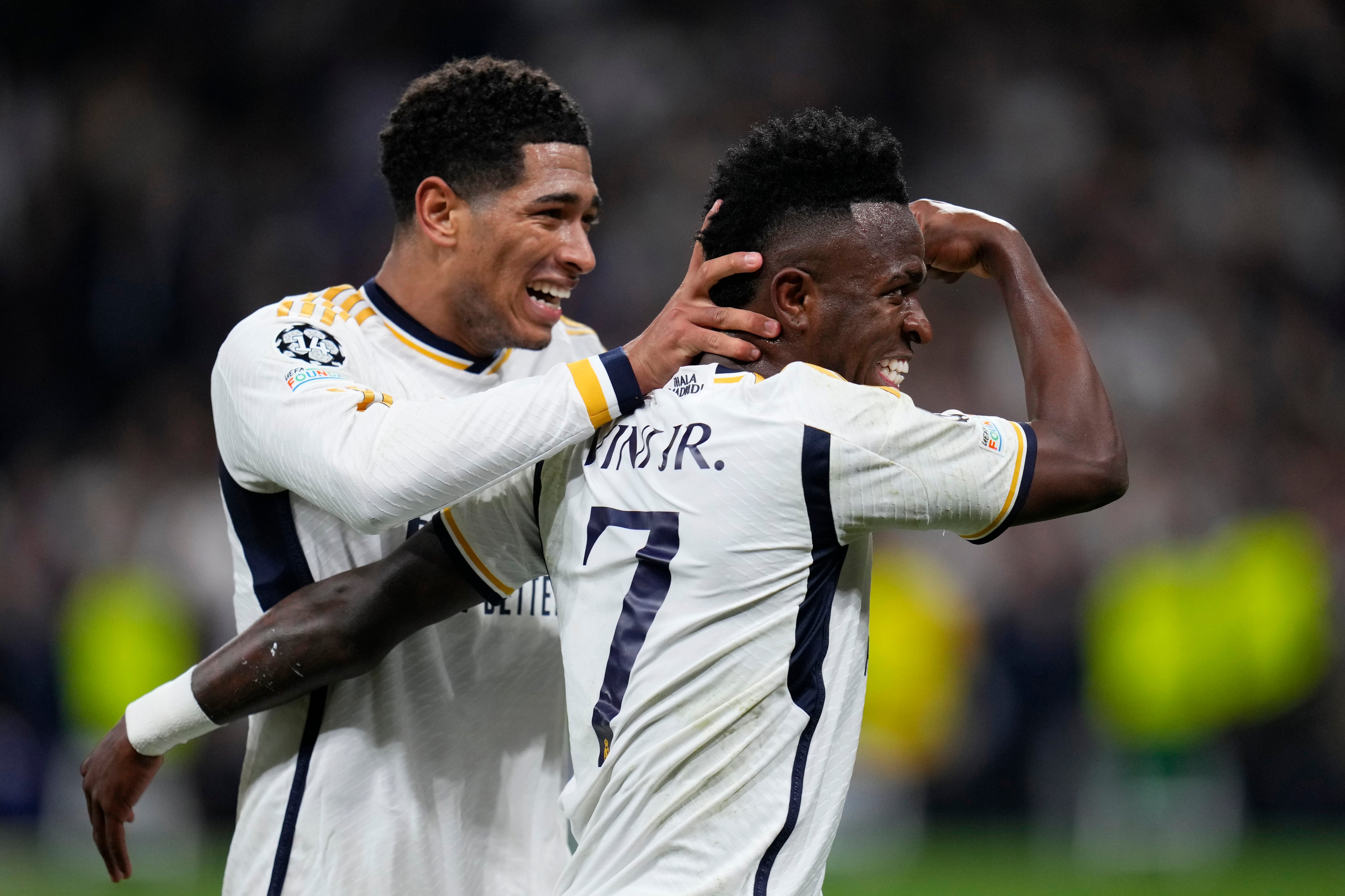 Vinicius Jr celebra con Jude Bellingham su gol contra Leipzig. (Manu Fernández/AP Foto)