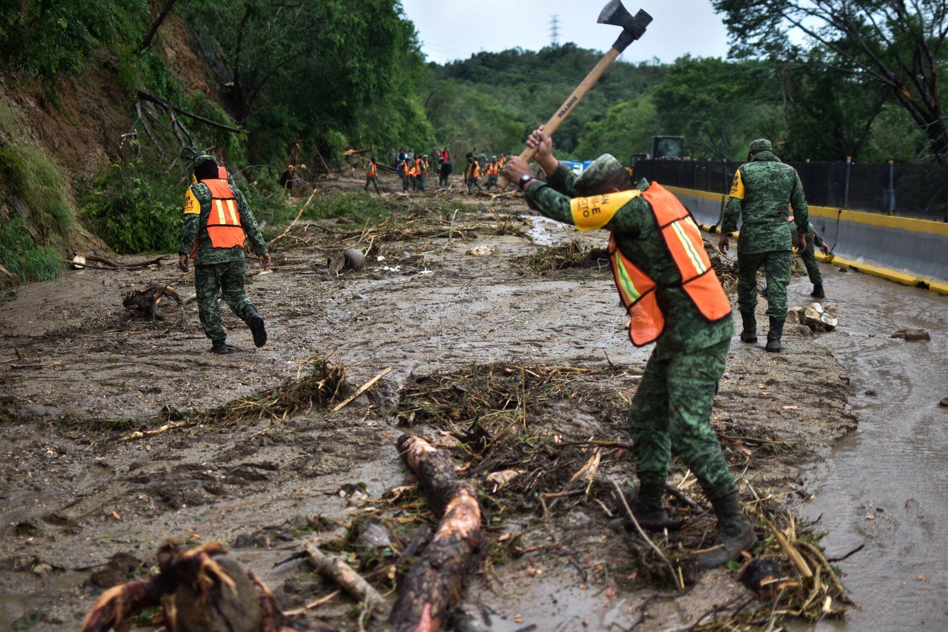 CHILPANCINGO, GUERRERO. 25OCTUBRE2023.- Por más de 10 horas, la Autopista del Sol quedo cerrada por los deslaves que ocasionaron las lluvias de la Tormenta Tropical ‘Otis’, la cual toco tierra siendo Huracán categoría 5 y alcanzo vientos de hasta 300 kilómetros por hora y que al llegar a las costas de Guerrero bajo a categoría 1, para posteriormente degradarse a tormenta, causando múltiples afectaciones.
A escasos kilómetros de la Caseta de ‘La Venta’, el deslave de tierra y agua, arrastro también piedras y arboles desde sus raíces, alcanzando poco más de un metro de altura, lo que impidió que los automovilistas llegarán al puerto o continuarán sus caminos hacia alguna de las dos costas del estado. En el lugar, fueron los miembros del ejercito mexicano quienes, con el plan DN-III-E, comenzaron con los trabajos de remoción del lodo acumulado en el kilometro 360 de la Autopista del Sol.
FOTO: DASSAEV TÉLLEZ/CUARTOSCURO.COM