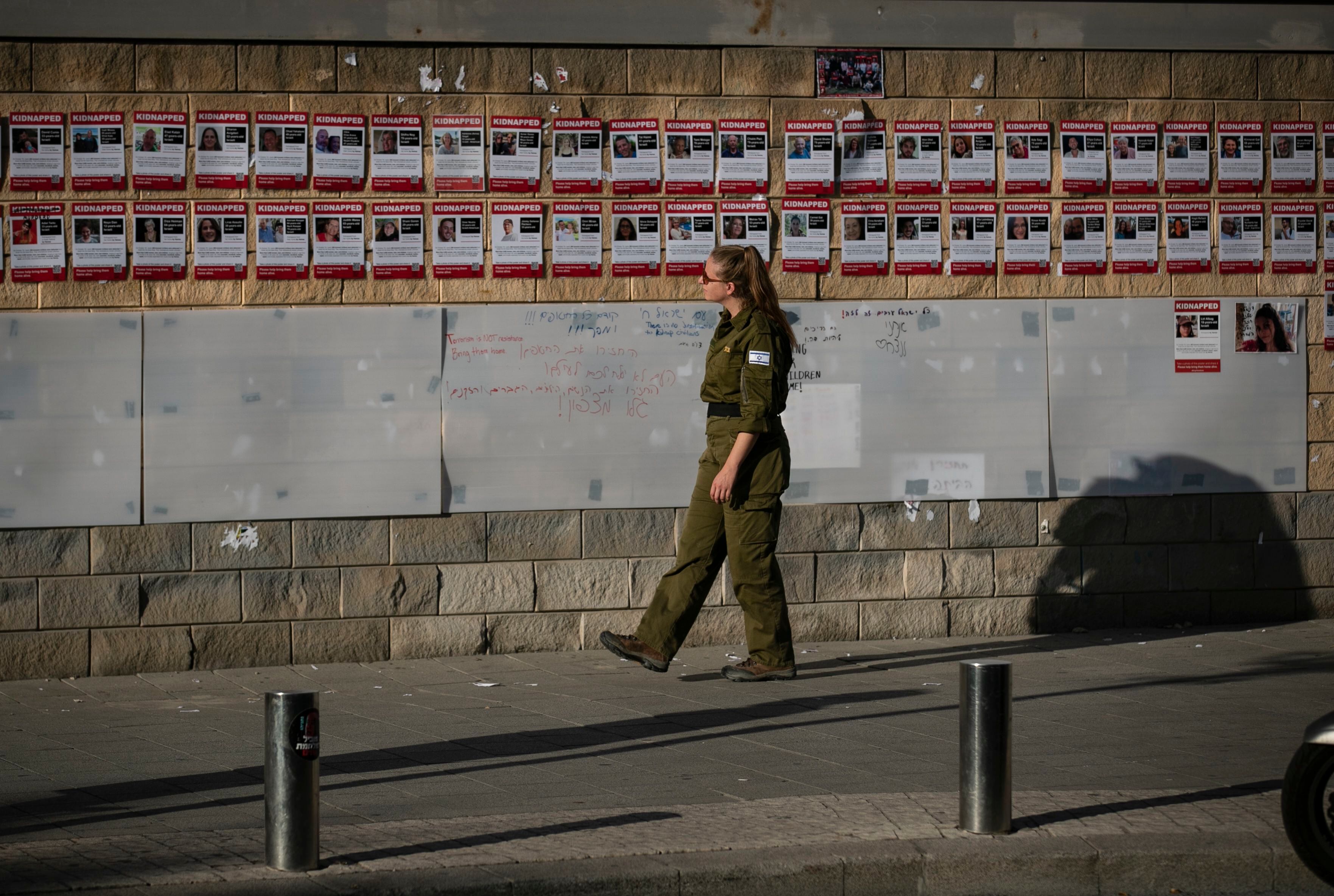 Una pared cubierta con carteles que muestran información sobre cautivos israelíes en Tel Aviv, Israel. El ejército israelí dijo que al menos 199 rehenes estaban retenidos en Gaza, mientras que Hamás afirmó que había entre 200 y 250 cautivos israelíes en Gaza desde que lanzó un ataque sorpresa contra Israel el 7 de octubre. Europa Press/Contacto/Chen Junqing