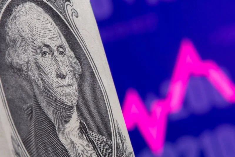 FOTO DE ARCHIVO: Un billete de un dólar estadounidense aparece delante de un gráfico bursátil. REUTERS/Dado Ruvic/Ilustración