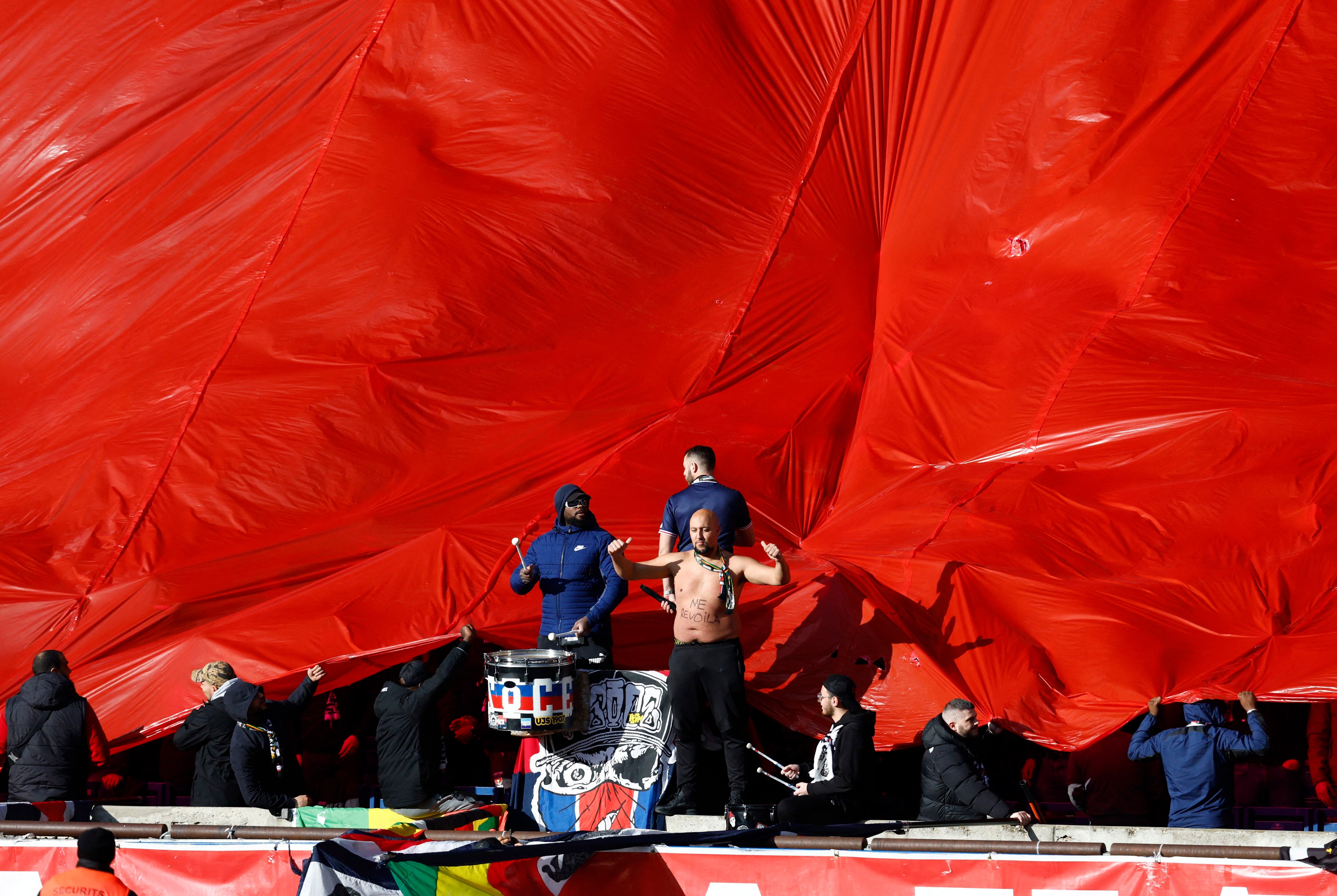 El Parque de los Príncipes se pintó de azul y rojo (Foto: Reuters)