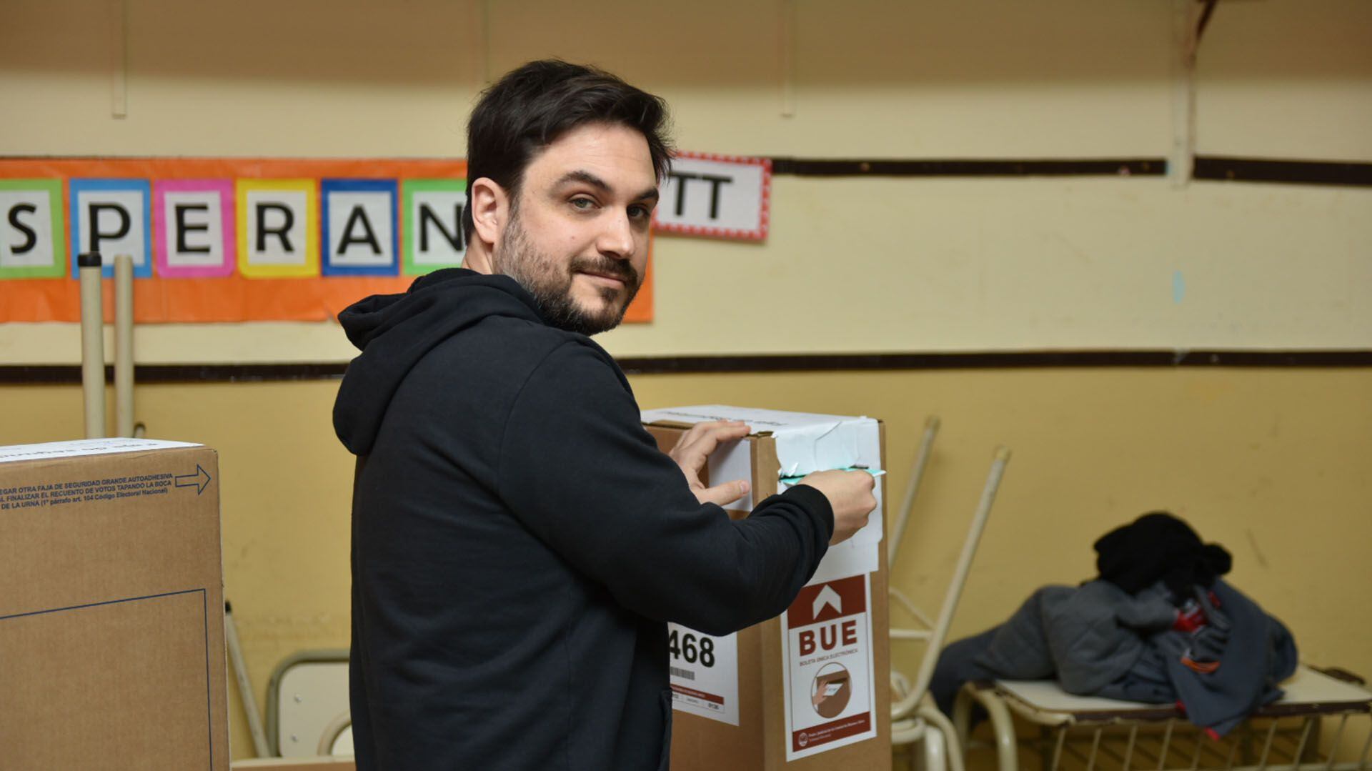 El precandidato a Jefe de Gobierno porteño, Ramiro Marra, arribó a la mesa de votación alrededor de las 11. 