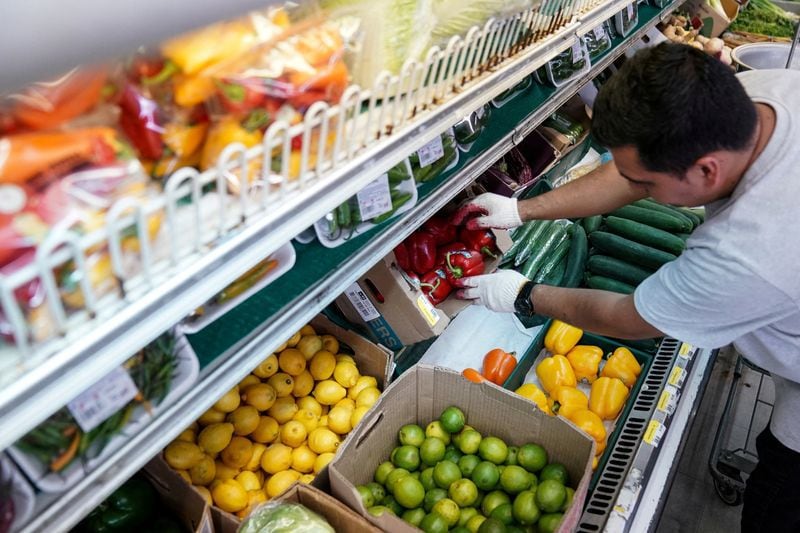 Un hombre arregla productos en el supermercado Best World en el barrio de Mount Pleasant, en Washington, Estados Unidos (REUTERS/Sarah Silbiger/Archivo)