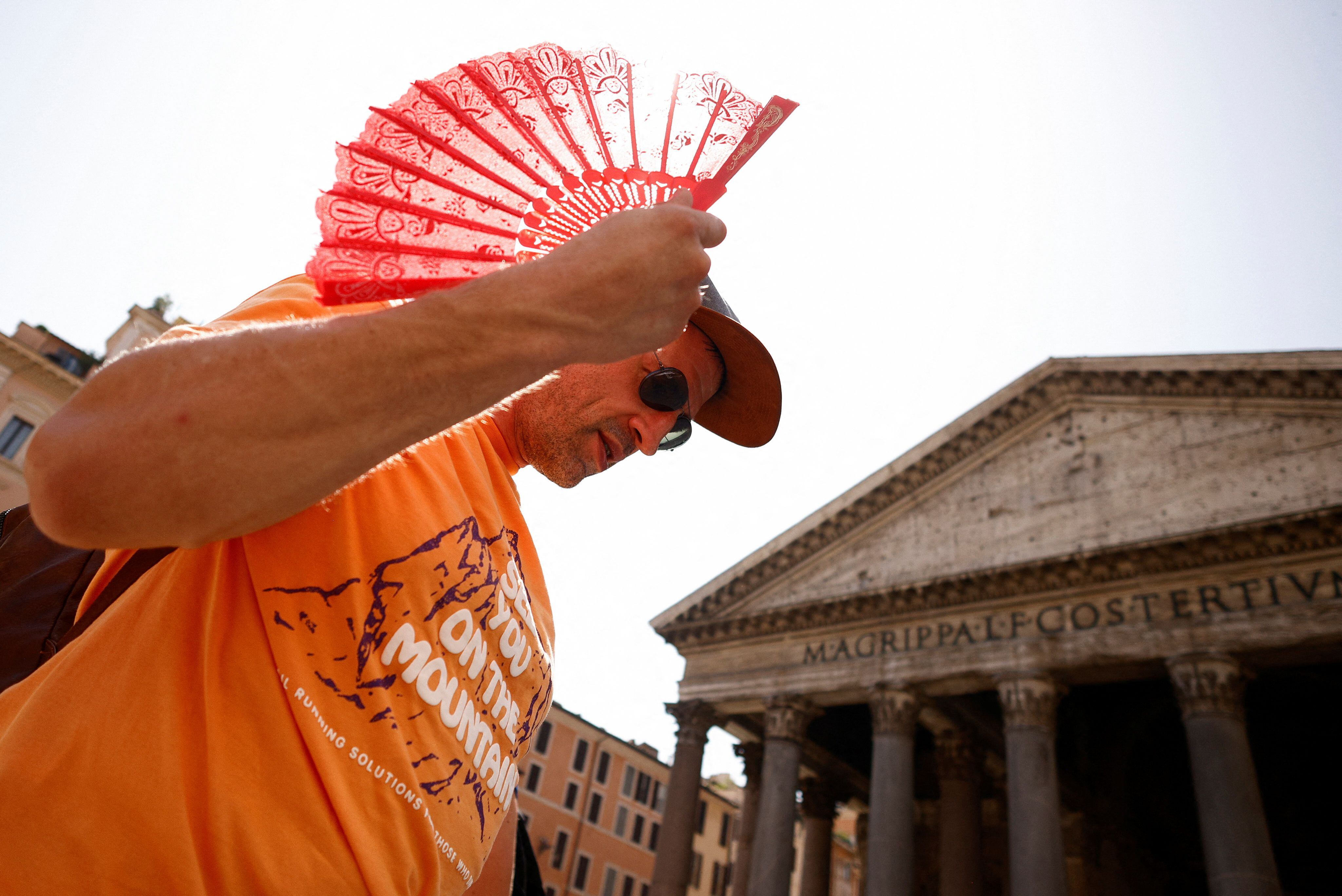 Los científicos señalan como causas del impacto del calor en la salud mental desde la interrupción del sueño hasta la función alterada de neurotransmisores y hormonas vitales (REUTERS/Guglielmo Mangiapane)